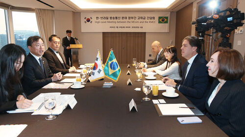 브라질 통신부 장관과 간담회에서 발언하는 김종철 방미통위원장