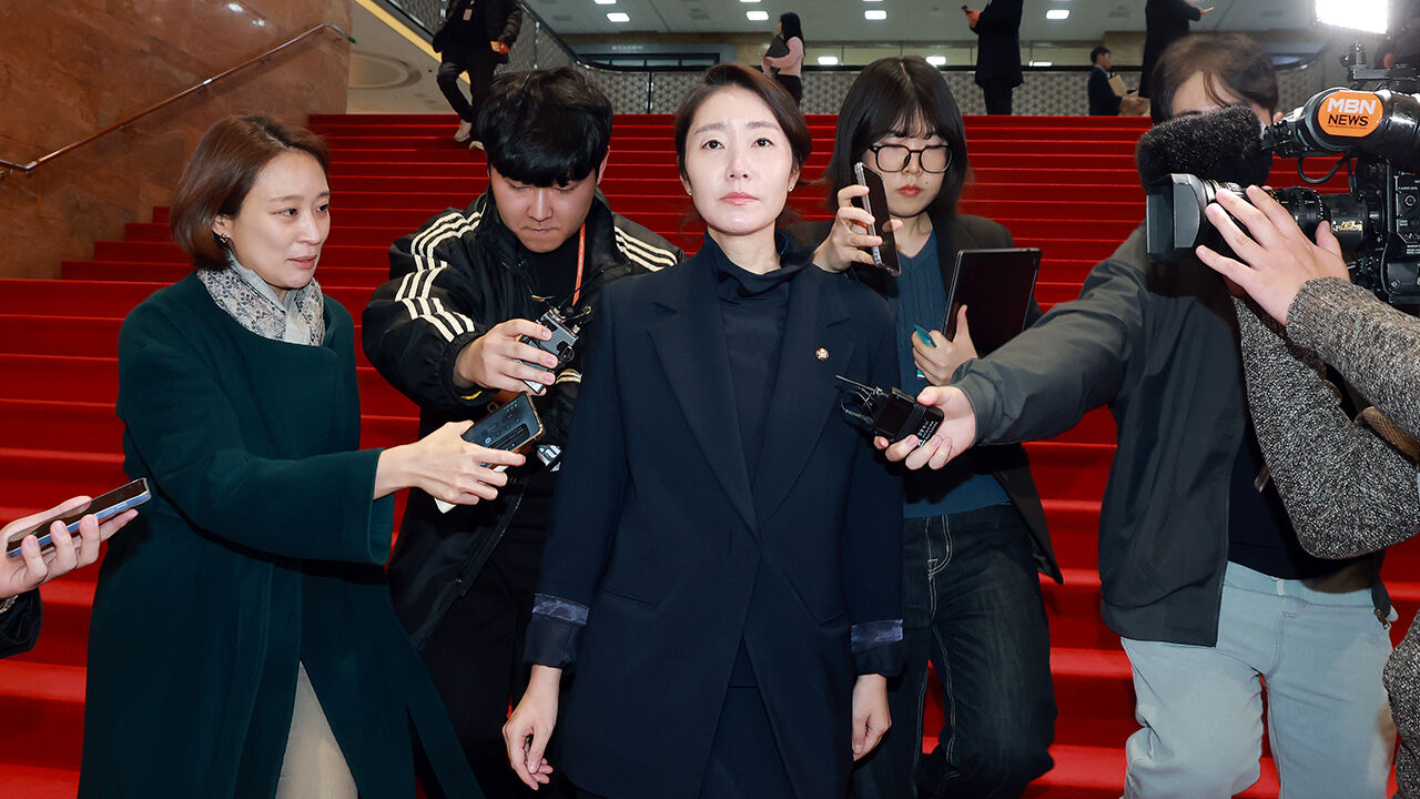 24일 국회 본회의에서 자신의 체포동의안에 대한 투표를 마친 뒤 국회 본청을 떠나고 있는 무소속 강선우 의원