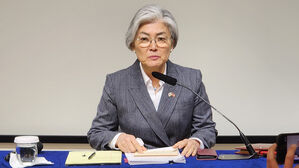 강경화 "트럼프 방중 때 북미 대화 모든 가능성 염두"