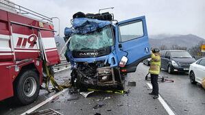 사고 수습하던 소방 물탱크 차량과 화물차 2차 사고&hellip;2명 다쳐