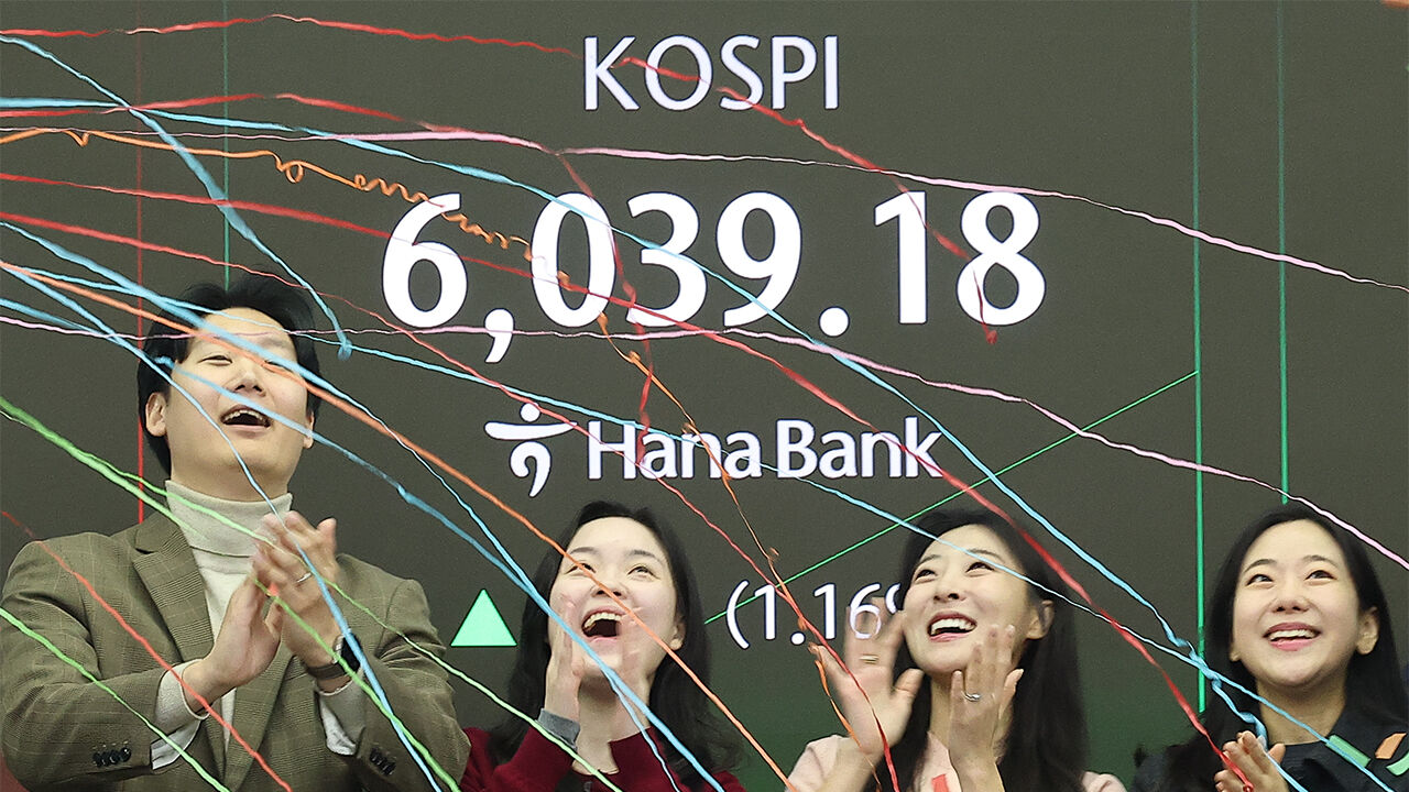 코스피, '6천 피 시대' 개막…장중 5,000 돌파 한 달 만 쾌거