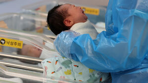 '응애&sim;' 15년 만에 최대폭 증가&hellip;합계출산율 0.8명대 회복