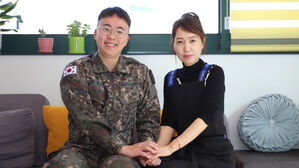 최영현 하사(왼쪽)와 미용실 주인 조성미 씨 (육군 제22보병사단 제공)