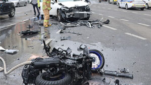 교차로서 신호 위반 차량이 오토바이 충돌&hellip;50대 사망