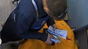 검은 봉투에 돈뭉치&hellip;CCTV 보던 사장님이 피싱 막았다