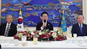 이 대통령, 여당 상임고문단 오찬&hellip;'통합하는 국정' 강조