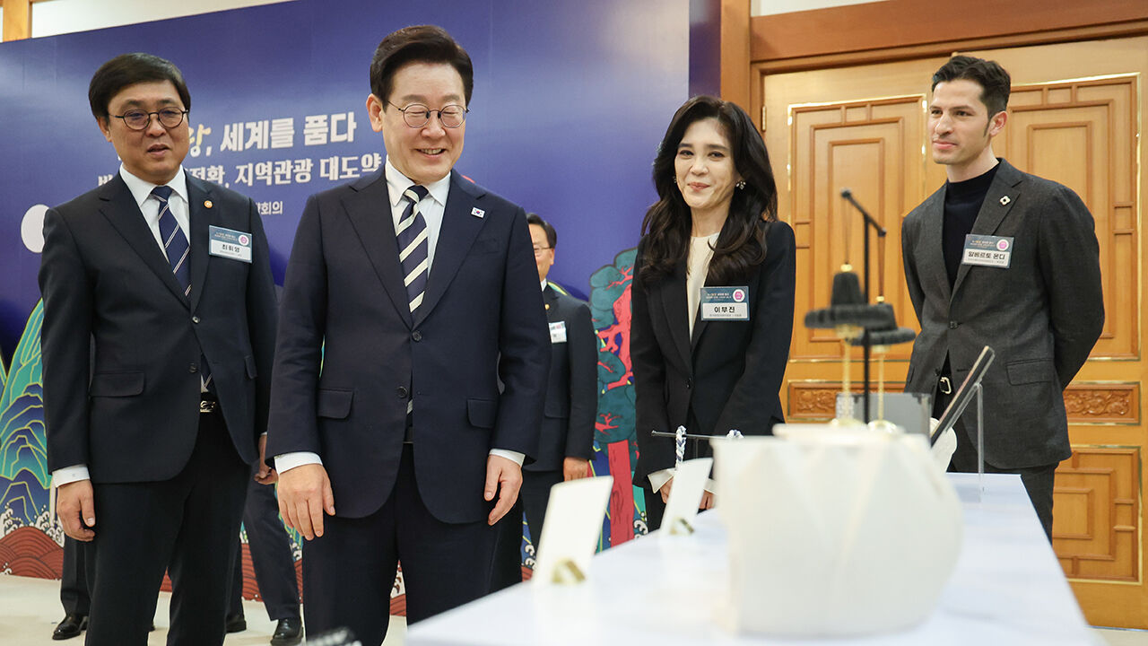 이재명 대통령이 2025 관광기념품 공모전 수상작을 보고 있다.