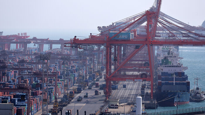 부산항 신선대부두에 쌓여있는 수출입 컨테이너들