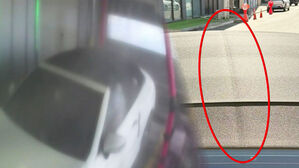 "찢어지지 마라" 벤츠 지붕 막고&hellip;견적본 세차장 돌변