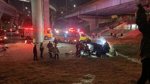 서울 반포대교서 포르쉐 추락해 2명 부상