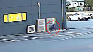 할머니가 검은 봉지 '툭'&hellip;서성이던 남성 정체