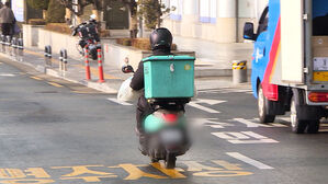 "치료&middot;수리비 다 내게 될 판"&hellip;'억울' 호소 배달원 구했다