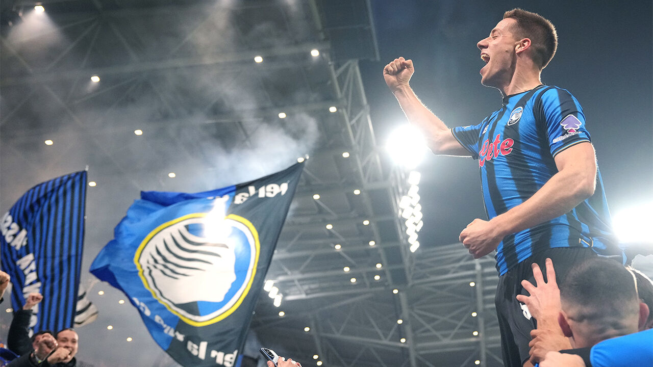 승리에 기뻐하는 아탈란타 선수들과 서포터즈