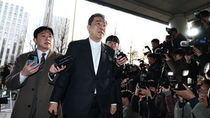 '13개 의혹' 김병기 첫 피의자 출석&hellip;"반드시 명예 회복"