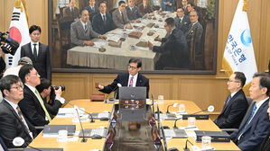 기준금리 연 2.5%, 6연속 동결&hellip;경기 좋은데 집값&middot;환율은 불안