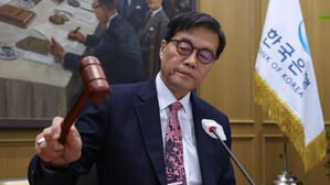 한은 "올해 성장률 전망치 1.8→2.0%&hellip;내년은 1.9→1.8%"