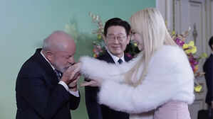 청와대서 깜짝 손키스한 룰라&hellip;"영광" 걸그룹 멤버 정체