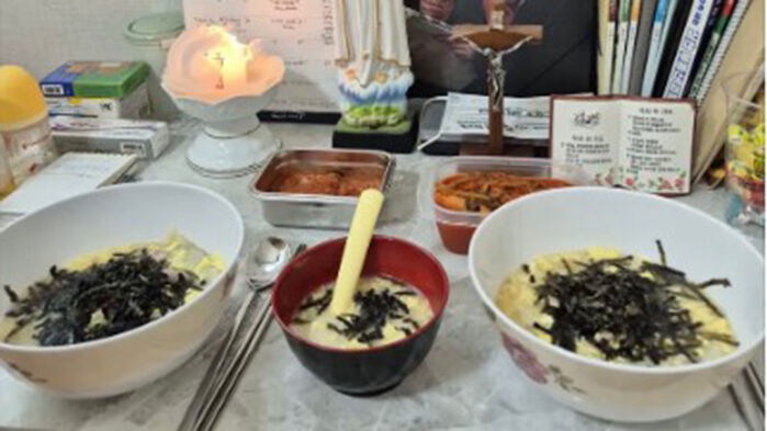 SNS에 게시된 아기 숟가락 놓인 떡국 사진 (사진=SNS 갈무리, 연합뉴스)