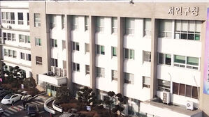 벽 곳곳에 금&middot;주차는 빙빙&hellip;청사 신축, 이전 추진