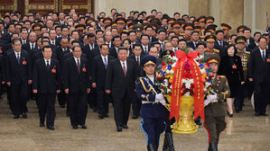 김정은, 새 당지도부와 금수산 참배&hellip;참석자들과 기념사진