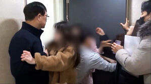 단속 들이닥치자 "출근할게요"&hellip;딸 가방 속 '1억' 있었다