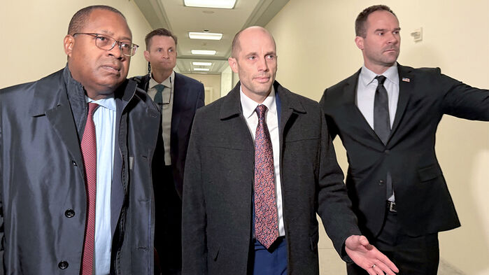 해롤드 로저스 쿠팡 한국법인 임시대표(가운데)가 현지 시간 지난 23일 미국 워싱턴DC의 연방 하원 법사위 회의장에 비공개 증언을 하기 위해 들어가고 있다.