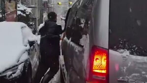 "사고는 막아야죠" 빙판길 고립 승합차 잡아끈 복지공무원