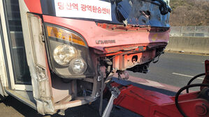 김포한강로서 광역버스 등 차량 4대 추돌사고&hellip;3명 부상