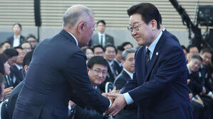 이 대통령, 현대차그룹 첨단 전시장 찾아 "소방 로봇 지원 감사"