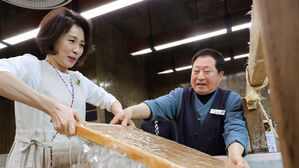 김혜경 여사, 전주 천년한지관 방문&hellip;"아름다운 한지, 세계로 이어져"