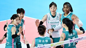 타나차 없어도&hellip;도로공사, 정관장 꺾고 선두 굳혔다