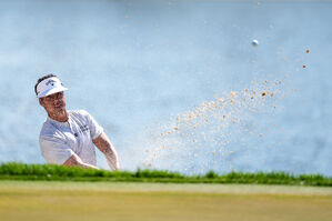 '진기명기'의 17번 홀&hellip;오늘은 '상의 탈의 샷' 연출