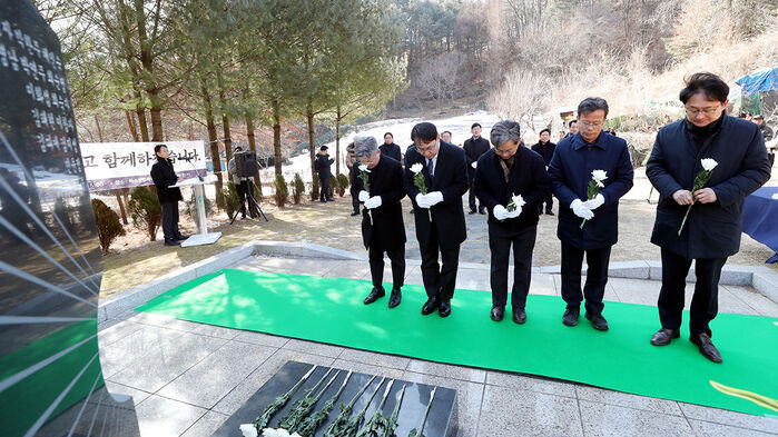 제천화재 참사 유가족 지원 조례가 공포된 6일 오전 제천시청 직원 등이 하소동 참사 추모 공원을 방문해 추모비에 참배하고 있다. (사진=연합뉴스)