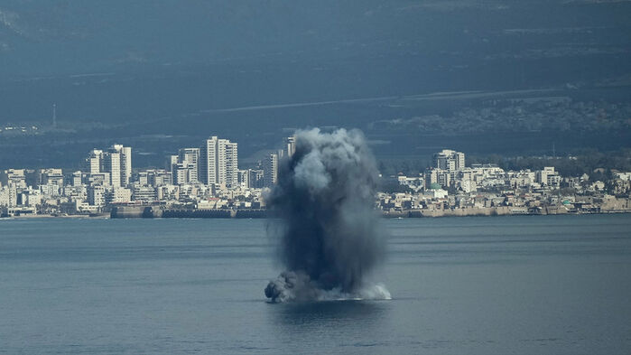 28일(현지시간) 이스라엘의 이란 공격 후 전국적으로 경보가 발령된 가운데 이스라엘 북부 하이파 만에서 발사체가 수면 위에서 폭발하고 있다.