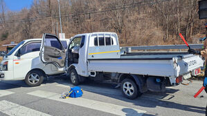 1톤 트럭 추돌 사고&hellip;1명 사망&middot;1명 경상