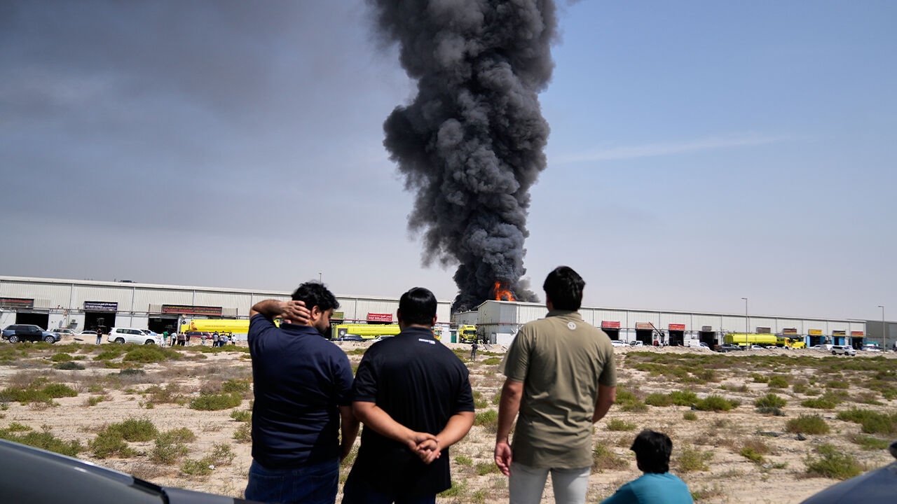 1일(현지시간) 이란의 두바이 공격이 발표된 이후 아랍에미리트 주민들이 불길과 검은 연기 기둥이 피어오르는 모습을 지켜보고 있다.