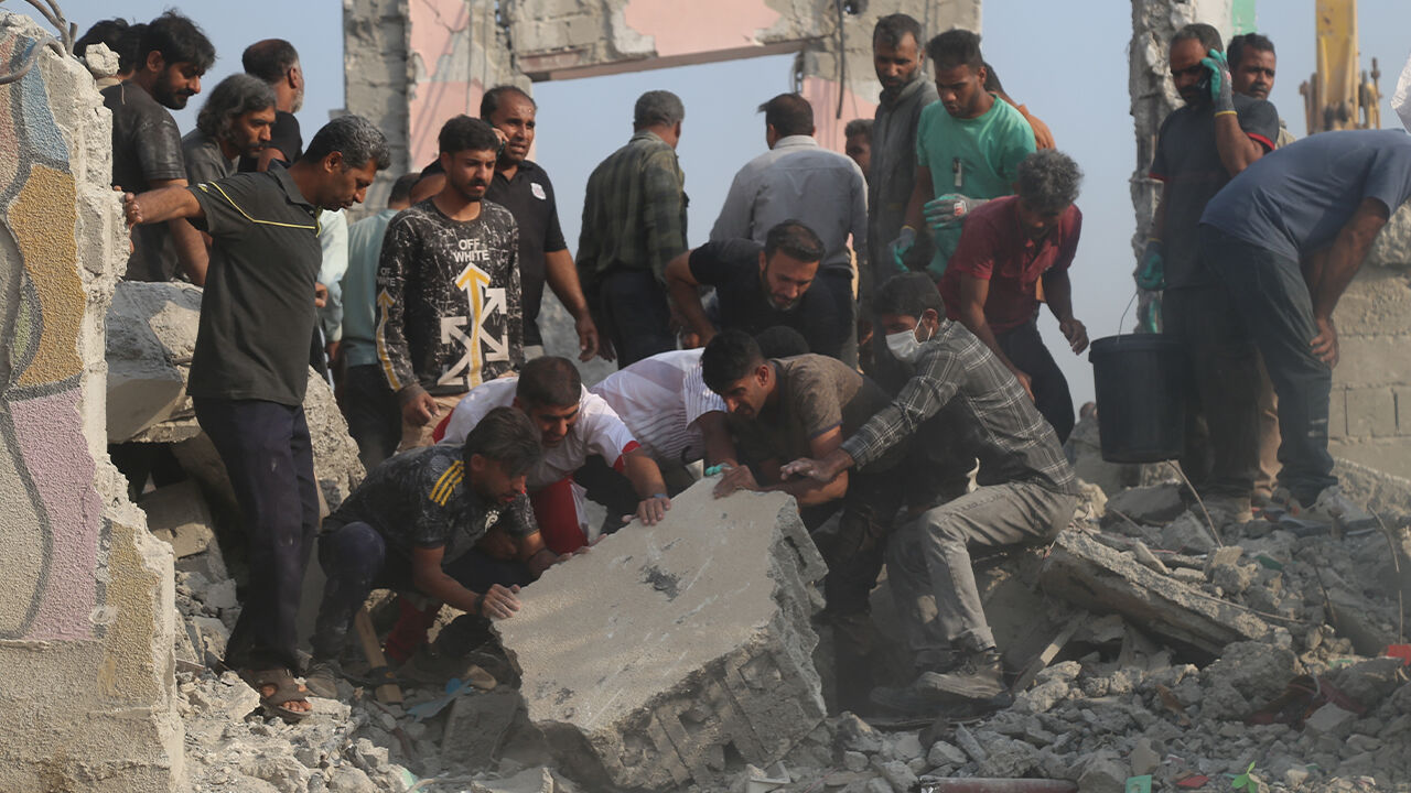 맨손으로 피격된 여자초등학교서 생존자 찾는 이란 주민들