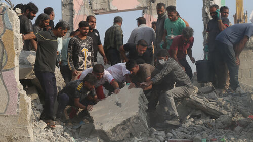 맨손으로 피격된 여자초등학교서 생존자 찾는 이란 주민들