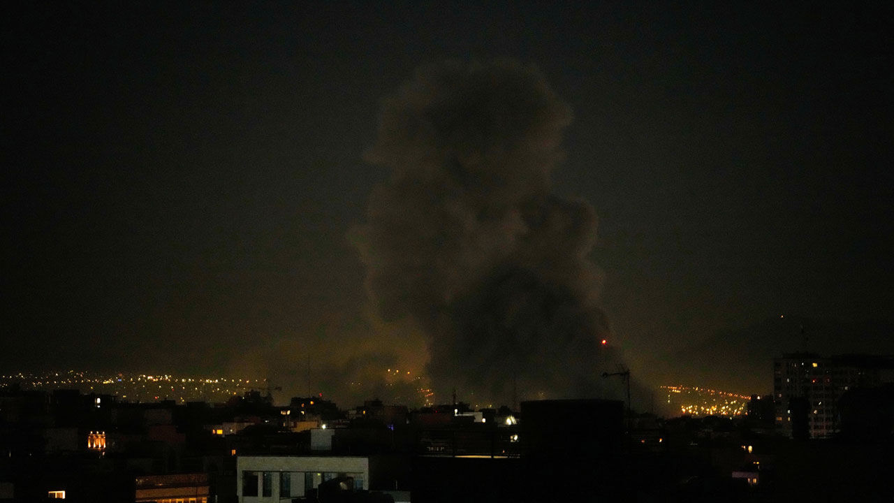 이란 테헤란에서 공습 이후 연기 기둥이 솟아오르고 있다. (사진=AP, 연합뉴스)