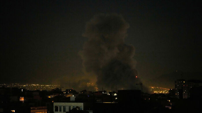 이란 테헤란에서 공습 이후 연기 기둥이 솟아오르고 있다. (사진=AP, 연합뉴스)