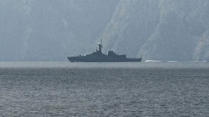 전 세계 석유와 가스의 상당량이 통과하는 핵심 수로인 호르무즈 해협에서 해군 함정이 항해하고 있다.