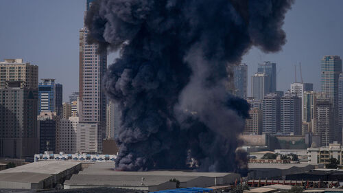 아랍에미리트 샤르자시 산업 단지의 한 창고에서 검은 연기 기둥이 솟아오르고 있다. (사진=AP, 연합뉴스)