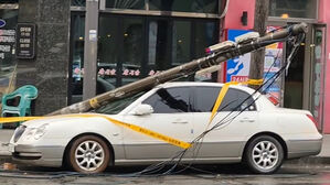 광주 쌍암동 교차로서 통신주 쓰러져&hellip;승용차 1대 파손