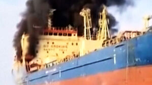 200척 넘는 배 발 묶였다&hellip;'세계 경제의 동맥'인데 결국