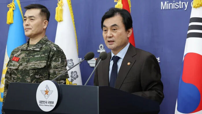 지난달 계엄 연루자 처벌 및 징계를 발표하는 안규백 국방장관과 배석한 박정훈 준장