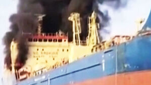 민간 선박 첫 피격&hellip;현실이 된 '호르무즈 봉쇄'