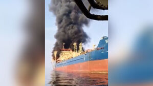 민간 선박 첫 피격&hellip;현실이 된 '호르무즈 봉쇄'