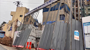 부산 강풍에 건물 외장재 와르르&hellip;피해 속출