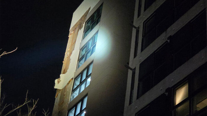 강풍에 떨어져 나간 건물 외장재