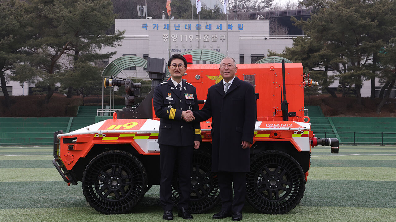 정의선 현대차그룹 회장(오른쪽)과 김승룡 소방청장 직무대행이 지난달 24일 현대차그룹 무인소방로봇 기증식에서 무인소방로봇과 함께 기념촬영하고 있다.